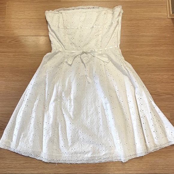 Betsey Johnson Dresses & Skirts - BETSEY JOHNSON VINTAGE WHITE STRAPLESS EYELET DRESS